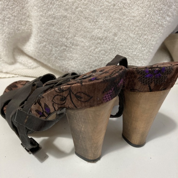 High heel brown leather sandals - Picture 3 of 3